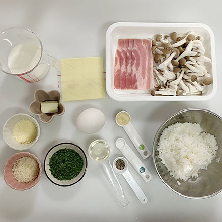 グラタン皿1皿分のカルボナーラドリアに使用した材料(ベーコン、卵、牛乳、パルメザン、パン粉、プロセスチーズ、乾燥パセリ、しめじ、おろしにんにく、ご飯、バター、塩、黒こしょう、サラダ油)