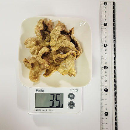 中皿1皿分の鶏皮の素揚げ