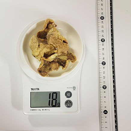 小皿1皿分の鶏皮の素揚げ