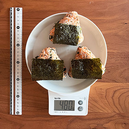 3個分の鮭わかめおにぎり