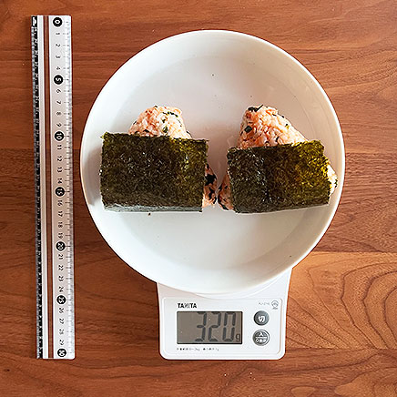 2個分の鮭わかめおにぎり