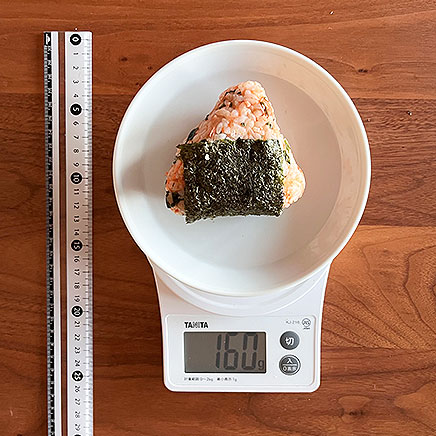 1個分の鮭わかめおにぎり