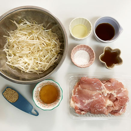 深皿(大)1皿分の鶏肉ともやしの炒め物に使用した材料(鶏肉、もやし、小麦粉、はちみつ、薄口醤油、みりん、むきごま、ごま油)