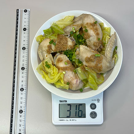 大皿1皿分の手羽先とキャベツのレンジ蒸し