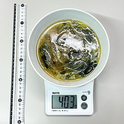 スープボウル（大）1杯分の春雨とわかめのスープ