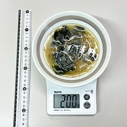スープボウル（中）1杯分の春雨とわかめのスープ