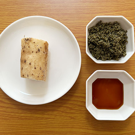 中鉢1杯分のとんぶりの長芋和えに使用した材料(長芋、とんぶり、醤油)