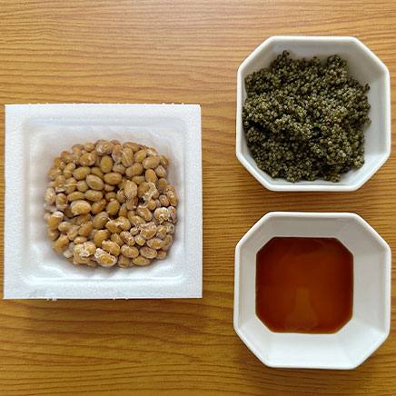 中鉢1杯分のとんぶり納豆に使用した材料（とんぶり、醤油、納豆）