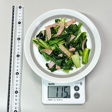 大皿1皿分の小松菜とハムの炒め物