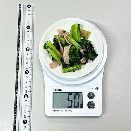 中皿1皿分の小松菜とハムの炒め物