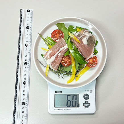 中皿1皿分の生ハムサラダ