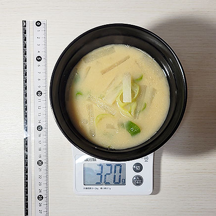 お椀(大)1杯分の大根とネギの味噌汁