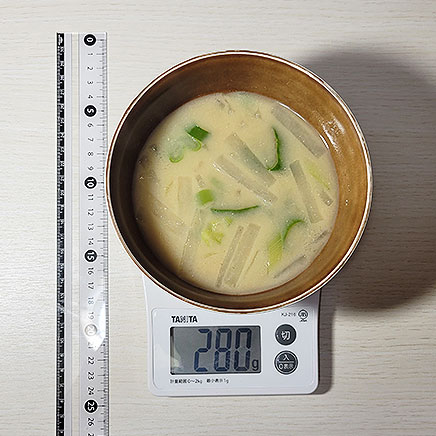 汁椀1杯分の大根とネギの味噌汁