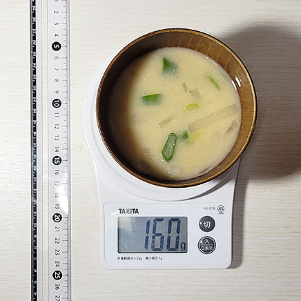 小椀1杯分の大根とネギの味噌汁