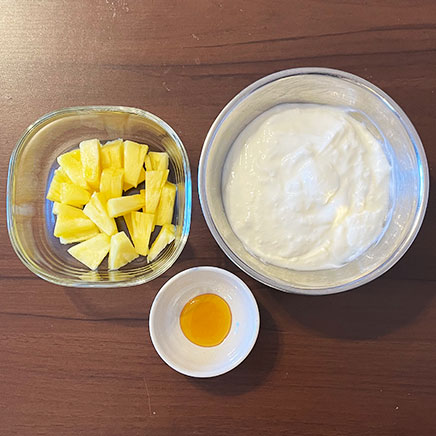 中鉢1杯分のパインヨーグルトに使用した材料（ヨーグルト、パイナップル、はちみつ）
