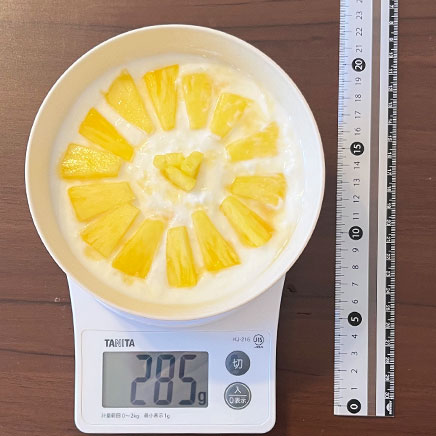 中鉢1杯分のパインヨーグルト