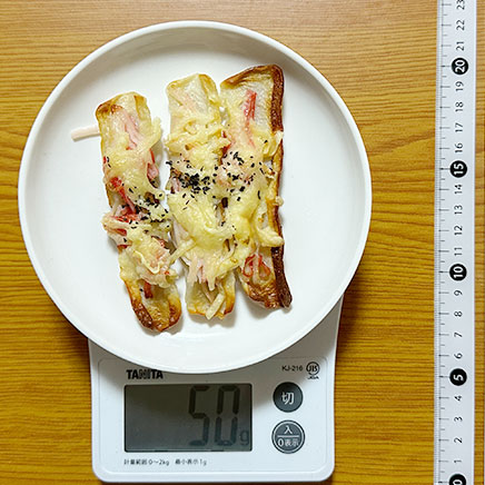 1本と1/2カット分のかにかまとちくわのチーズ焼き