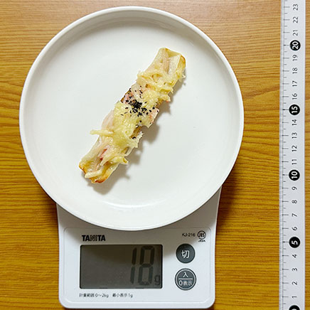 1/2カット分のかにかまとちくわのチーズ焼き