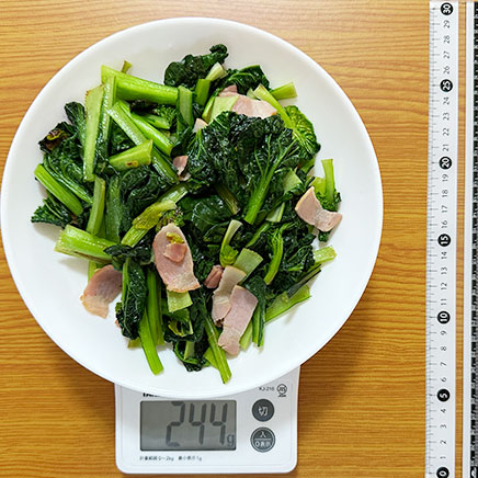 深皿(大)1皿分のターサイとベーコンの炒め物