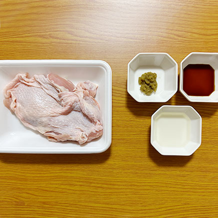 1枚分の鶏肉の柚子胡椒焼きに使用した材料（鶏肉、柚子胡椒、醤油、料理酒）