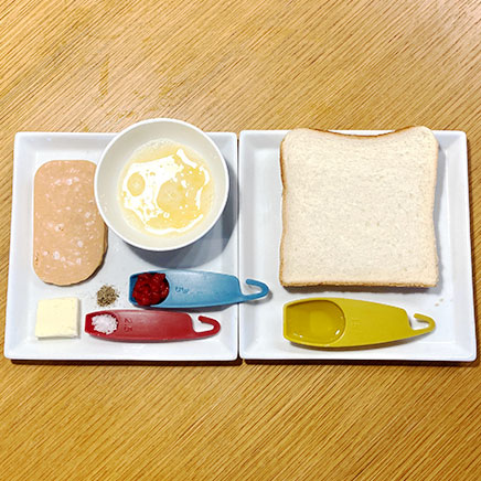 食パン1枚分のスパムサンドに使用した材料（食パン、ランチョンミート、卵、バター、サラダ油、ケチャップ、塩、こしょう）