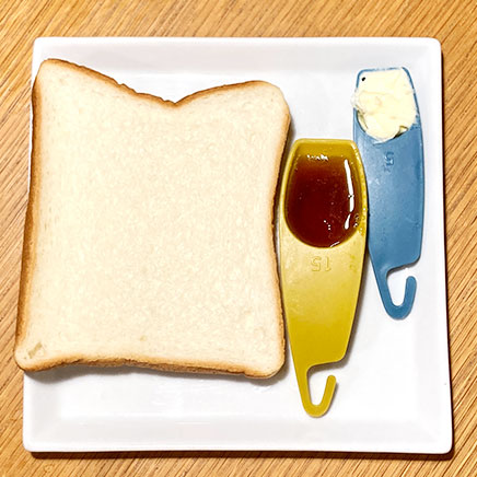 食パン1枚分のはちみつマーガリントーストに使用した材料（食パン、はちみつ、マーガリン）