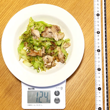 中皿1皿分の豚肉とキャベツの味噌炒め