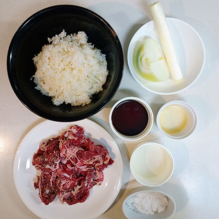 丼1杯分の白髪ねぎ牛丼に使用した材料（ご飯、牛肉、ネギ、料理酒、醤油、砂糖、玉ねぎ、サラダ油）