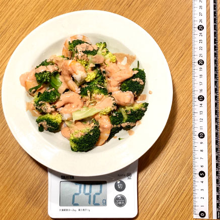 中皿1皿分のエビとブロッコリーのオーロラソース和え