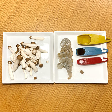 中皿1皿分のエビのホイル焼きに使用した材料(ぶなしめじ、バナメイエビ、料理酒、ポン酢、塩、こしょう)