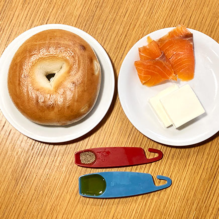 1個分のスモークサーモンとクリームチーズのベーグルサンドに使った材料（ベーグル、スモークサーモン、クリームチーズ、オリーブオイル、こしょう）