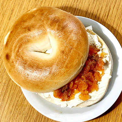 スモークサーモンとクリームチーズのベーグルサンド