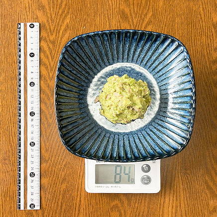 中皿1皿分のアボカドツナサラダ