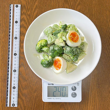 大皿1皿分のアボカドとブロッコリーの卵サラダ