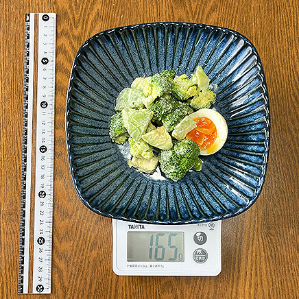 中皿1皿分のアボカドとブロッコリーの卵サラダ