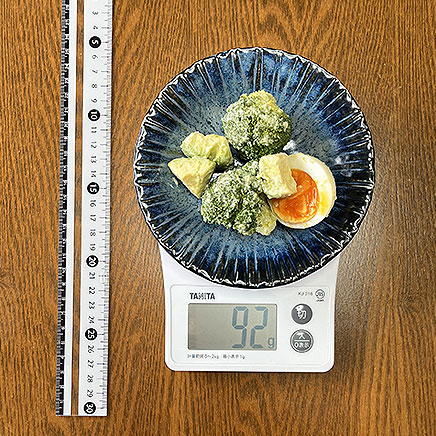 小皿1皿分のアボカドとブロッコリーの卵サラダ