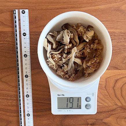 茶碗（中）1杯分の舞茸の炊き込みご飯