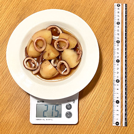 中皿1皿分のイカとじゃがいもの煮物