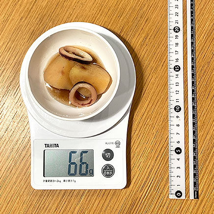 小鉢1杯分のイカとじゃがいもの煮物