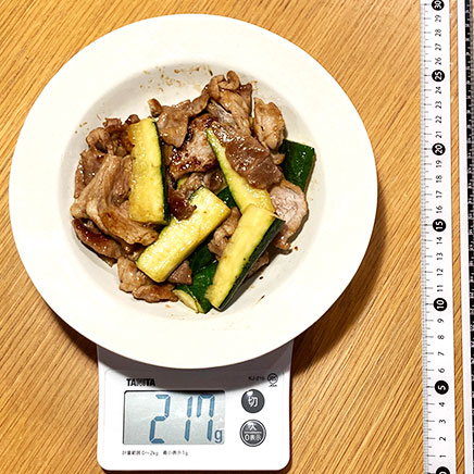 中皿1皿分の豚肉とズッキーニの炒め物