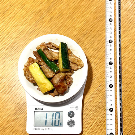 小皿1皿分の豚肉とズッキーニの炒め物