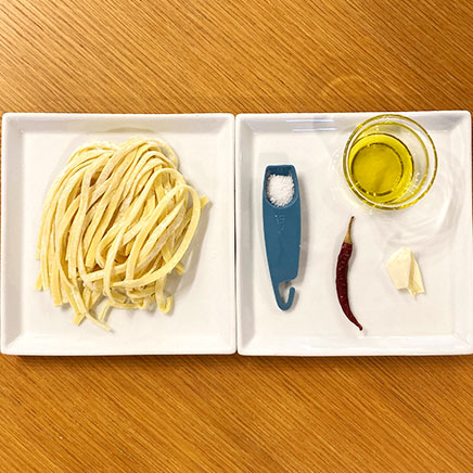 中皿1皿分の生パスタのペペロンチーノに使用した材料（生パスタ、にんにく、唐辛子、塩、オリーブオイル）