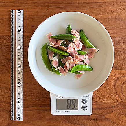 大皿1皿分のえんどう豆の炒め物