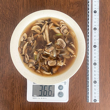 スープボウル(大)1杯分のきのこのコンソメスープ