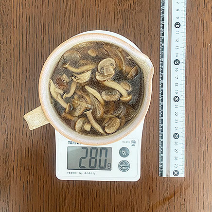 スープボウル(中)1杯分のきのこのコンソメスープ