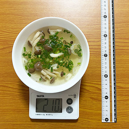 深皿1杯分のしめじとにんにくの牛脂スープ
