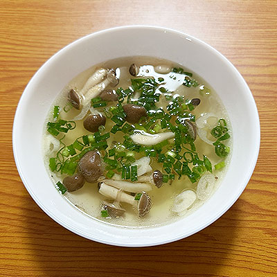 しめじとにんにくの牛脂スープ