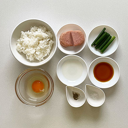 中皿1皿分に使用したごはん、スパム、卵、細ねぎ、濃口醤油、塩、こしょう、サラダ油