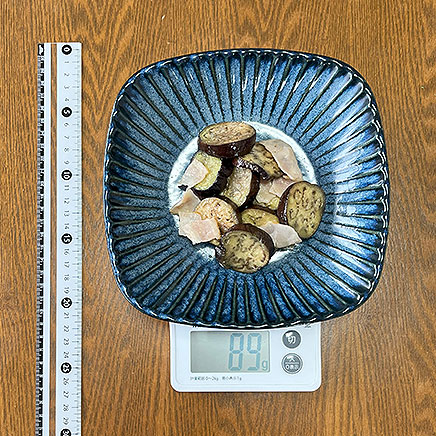 中皿1皿分のなすとベーコンのにんにく炒め