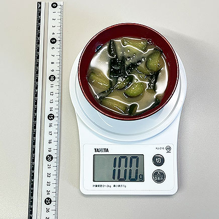 汁椀(中)1杯分のなすとわかめの味噌汁